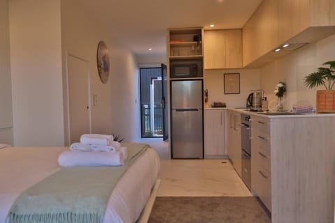 Cosy Studio in Awaroa Road House in Auckland