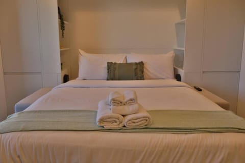 Cosy Studio in Awaroa Road House in Auckland