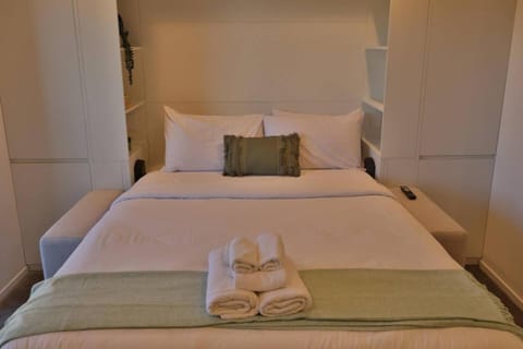 Cosy Studio in Awaroa Road House in Auckland