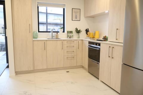 Cosy 2BR House in Awaroa Road House in Auckland