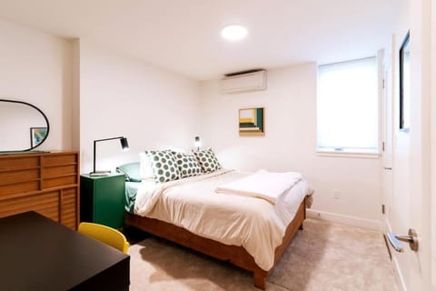 Quiet and Charming Seattle 2BR Walkable Location Apartment in Green Lake