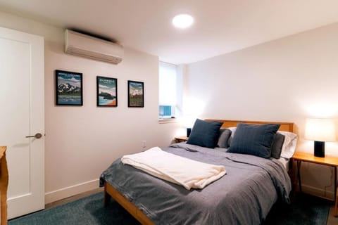 Quiet and Charming Seattle 2BR Walkable Location Apartment in Green Lake