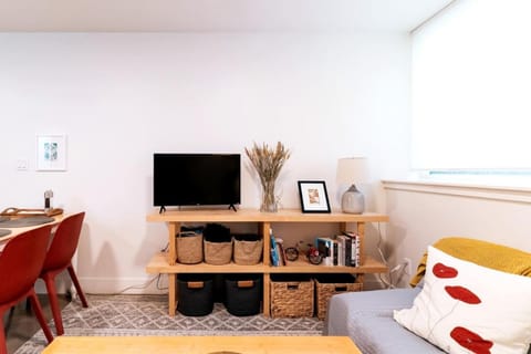 Quiet and Charming Seattle 2BR Walkable Location Apartment in Green Lake