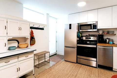 Quiet and Charming Seattle 2BR Walkable Location Apartment in Green Lake