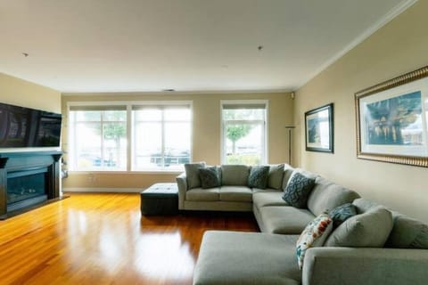 Waterfront 2BD Next to Pike Place with Private Patio House in Pike Place Market