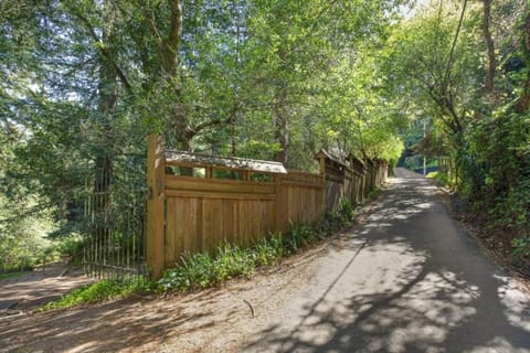 Idyllic Mill Valley cottage next to Muir Woods Country House in Mill Valley