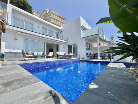 Property building, Swimming pool, sunbed