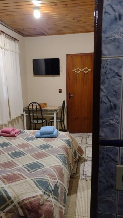 Bed, TV and multimedia, Bedroom