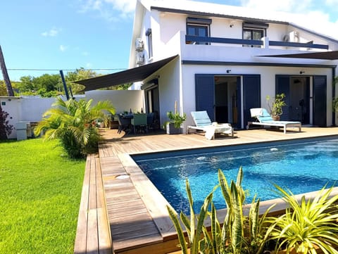 Property building, Patio, Day, Garden, Swimming pool, sunbed