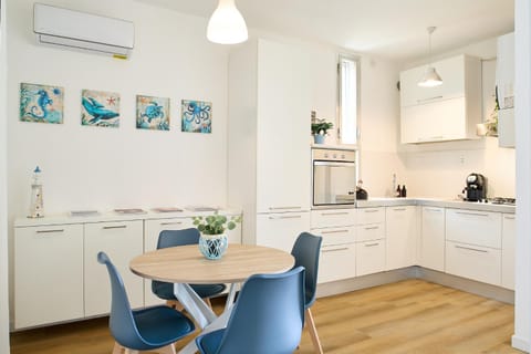 Coffee/tea facilities, Kitchen or kitchenette, Living room, Seating area, Dining area, oven, stove