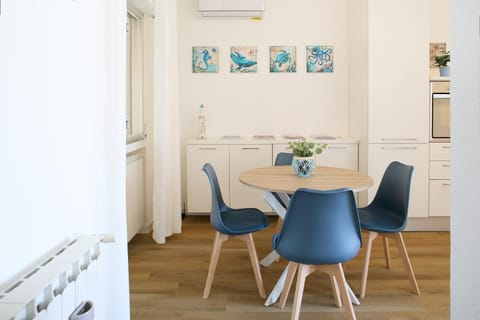 Living room, Dining area, air conditioner