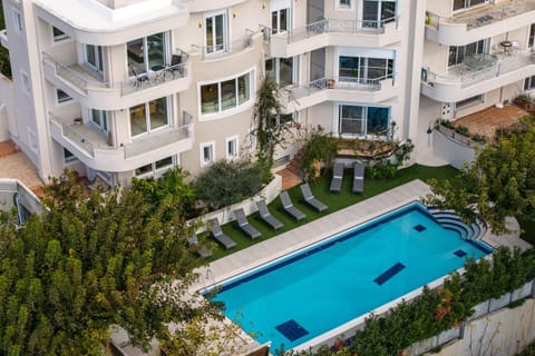 Property building, Day, Pool view, Swimming pool, sunbed