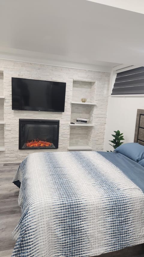 Bed, TV and multimedia, Photo of the whole room