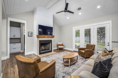 River Access Firepit BBQ Sleeps 12 House in Kyle