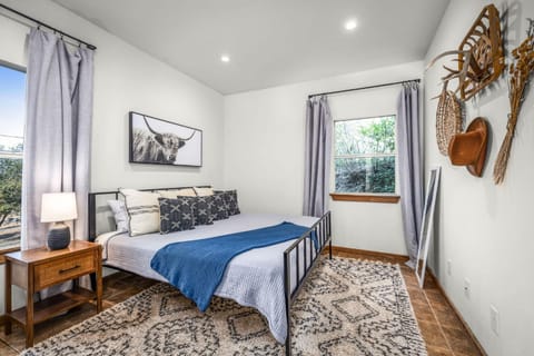 River Access Grill Firepit Sleeps 5 House in Kyle