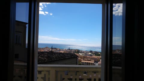 View (from property/room), Balcony/Terrace, City view, Sea view