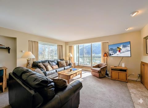 TV and multimedia, Balcony/Terrace, Living room, Seating area, Mountain view, furniture