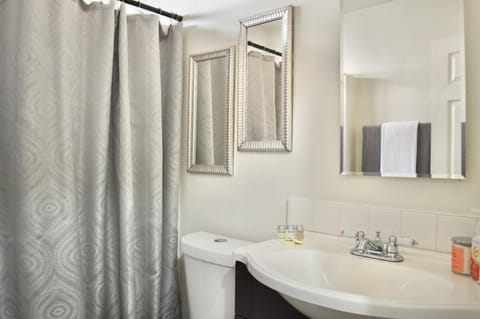 Mountain View Escape with Modern Design House in Thousand Palms