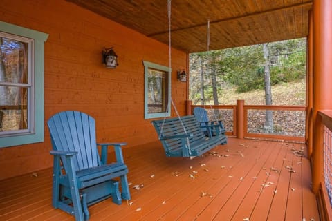 Splashing Treehouse! Private pool-Hot tub! House in Pittman Center