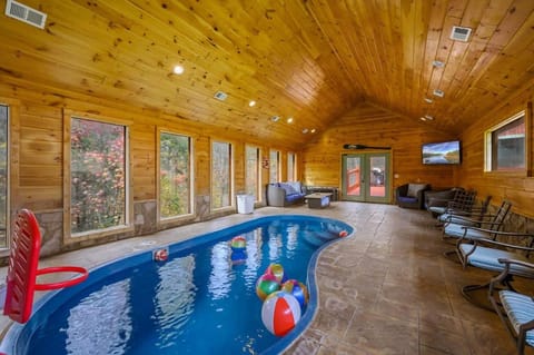 Splashing Treehouse! Private pool-Hot tub! House in Pittman Center