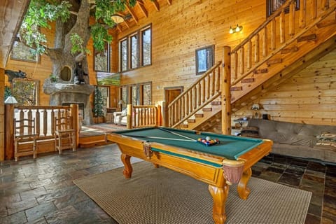 Splashing Treehouse! Private pool-Hot tub! Chalet in Pittman Center