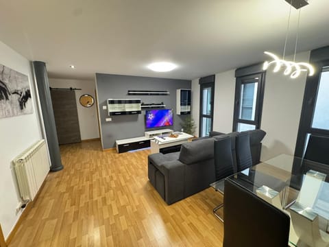 Communal lounge/ TV room, TV and multimedia, Living room, Lounge or bar, Seating area, Evening entertainment