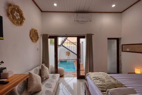 Bed, Seating area, Pool view, Swimming pool, towels, air conditioner