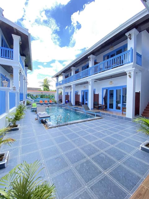 Property building, Day, Pool view, Swimming pool, sunbed
