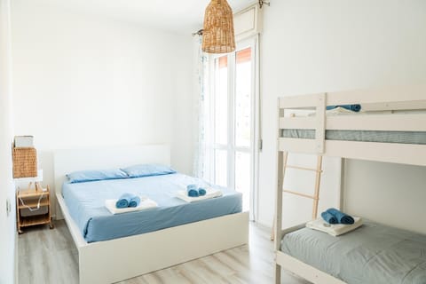 Bed, Photo of the whole room, Bedroom, bunk bed, towels