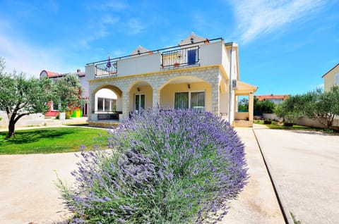 Property building, Facade/entrance, Garden