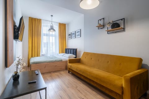 Bed, TV and multimedia, Living room, Photo of the whole room, Seating area, Bedroom