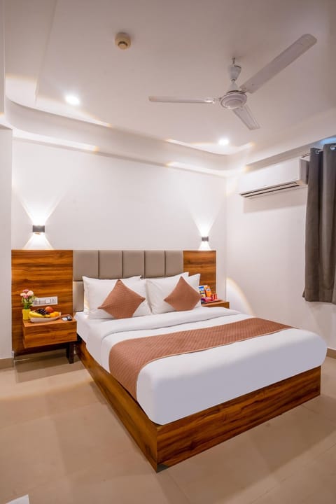 Bed, Photo of the whole room, Bedroom, towels, air conditioner