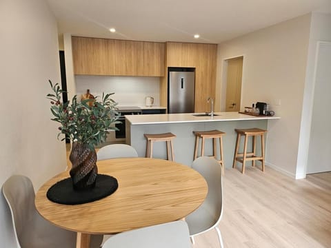 Kitchen or kitchenette, Dining area, oven