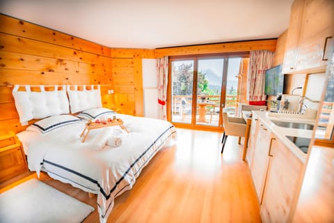 Bed, Kitchen or kitchenette, Photo of the whole room, Dining area, Bedroom, minibar, towels