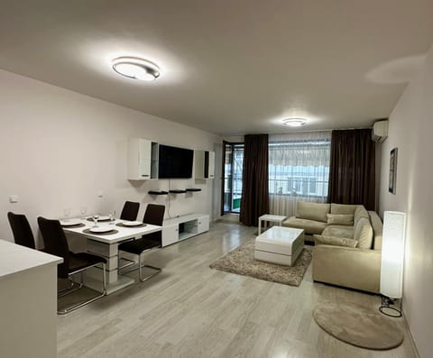 Communal lounge/ TV room, TV and multimedia, Living room, Seating area, Dining area, Evening entertainment