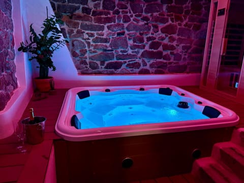 Hot Tub, Spa and wellness centre/facilities