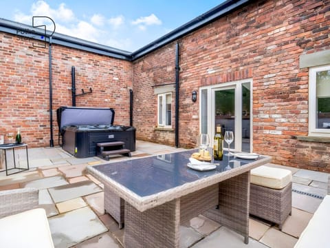 Day, Seating area, Dining area