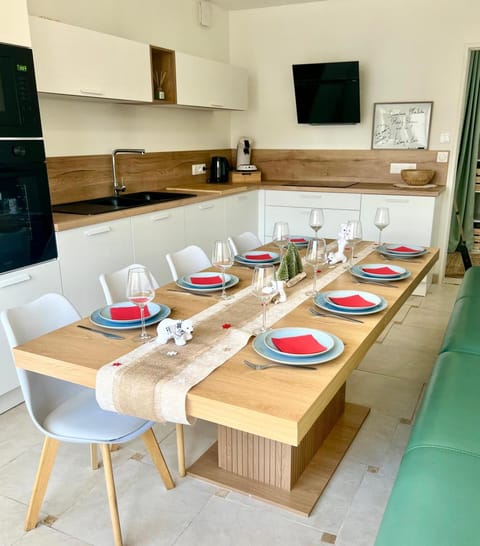 Kitchen or kitchenette, Dining area