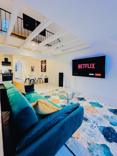 Communal lounge/ TV room, Photo of the whole room, Dining area, Evening entertainment
