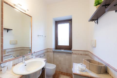 Toilet, Bathroom, towels