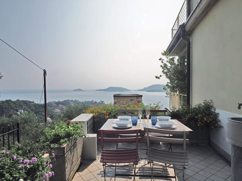 Property building, Balcony/Terrace, Dining area, Sea view