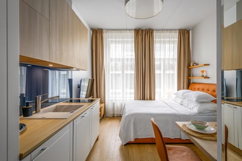 Bed, TV and multimedia, Kitchen or kitchenette, Photo of the whole room, Seating area, Bedroom