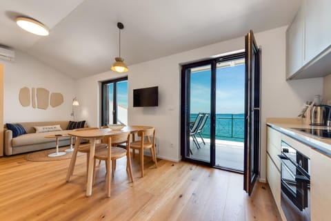 Property building, TV and multimedia, Kitchen or kitchenette, Living room, Seating area, Dining area, Sea view, oven