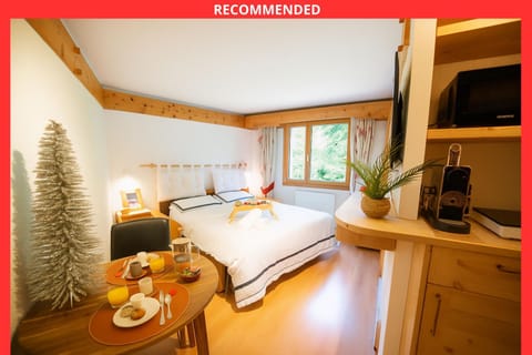 Communal lounge/ TV room, Bed, TV and multimedia, Coffee/tea facilities, Kitchen or kitchenette, Food and drinks, Photo of the whole room, Dining area, Evening entertainment, Bedroom, Food, Drinks, minibar