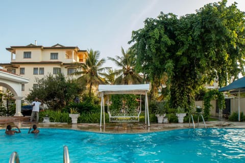 Property building, Day, Garden, Garden view, Pool view, Swimming pool, sunbed