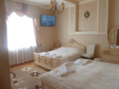 Bed, TV and multimedia, Bedroom, towels