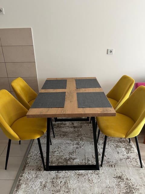 Seating area, Dining area