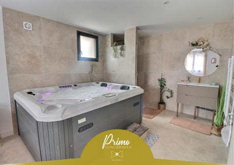 Property building, Hot Tub, Bathroom, towels