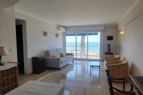 Apartment with terrace at the foot of the beach Apartment in Saint-Raphael