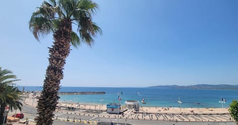 Apartment with terrace at the foot of the beach Apartment in Saint-Raphael